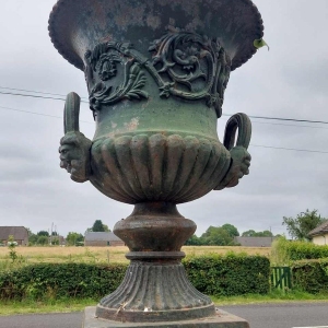 Paire de grandes urnes jardinières en fonte