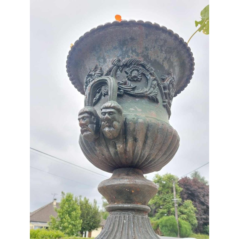 Paire de grandes urnes jardinières en fonte