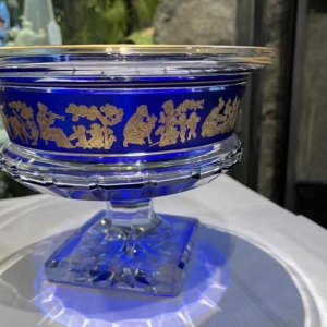 Val Saint Lambert "Borodine" Danse de Flore, coupe sur piédouche, cristal doublé taillé bleu cobalt