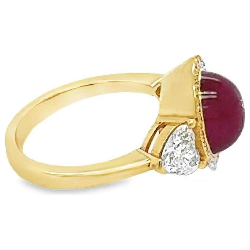 Geelgouden cabochon robijnring met diamanten en hartvormige diamanten