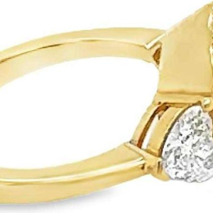 Geelgouden cabochon robijnring met diamanten en hartvormige diamanten