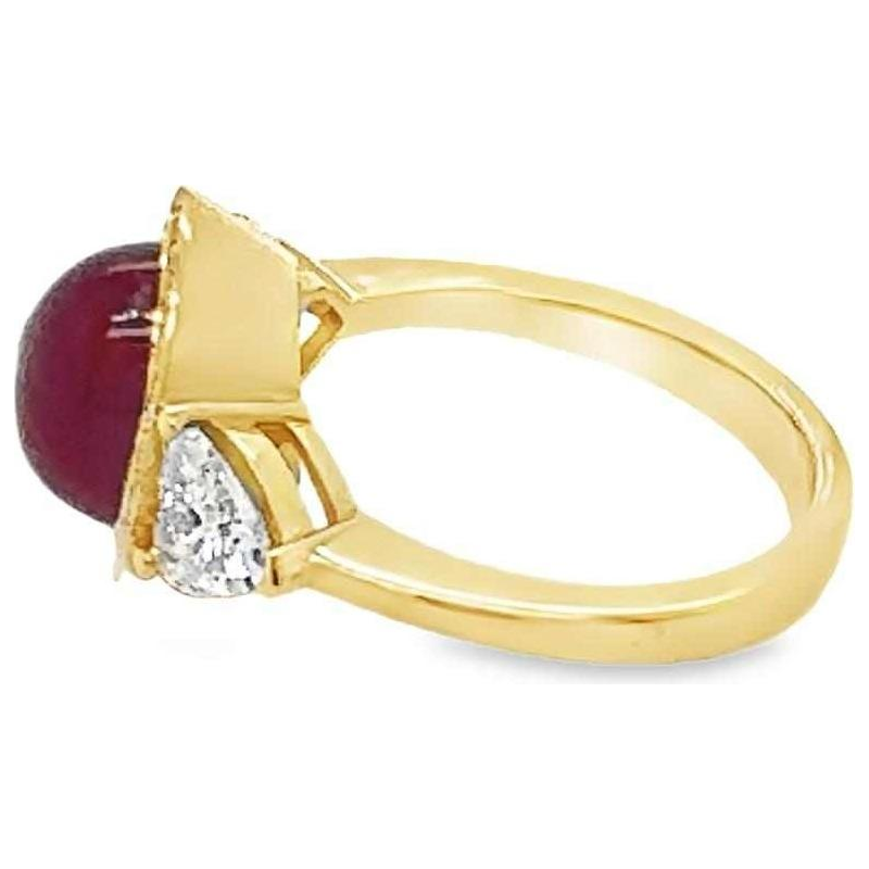 Geelgouden cabochon robijnring met diamanten en hartvormige diamanten