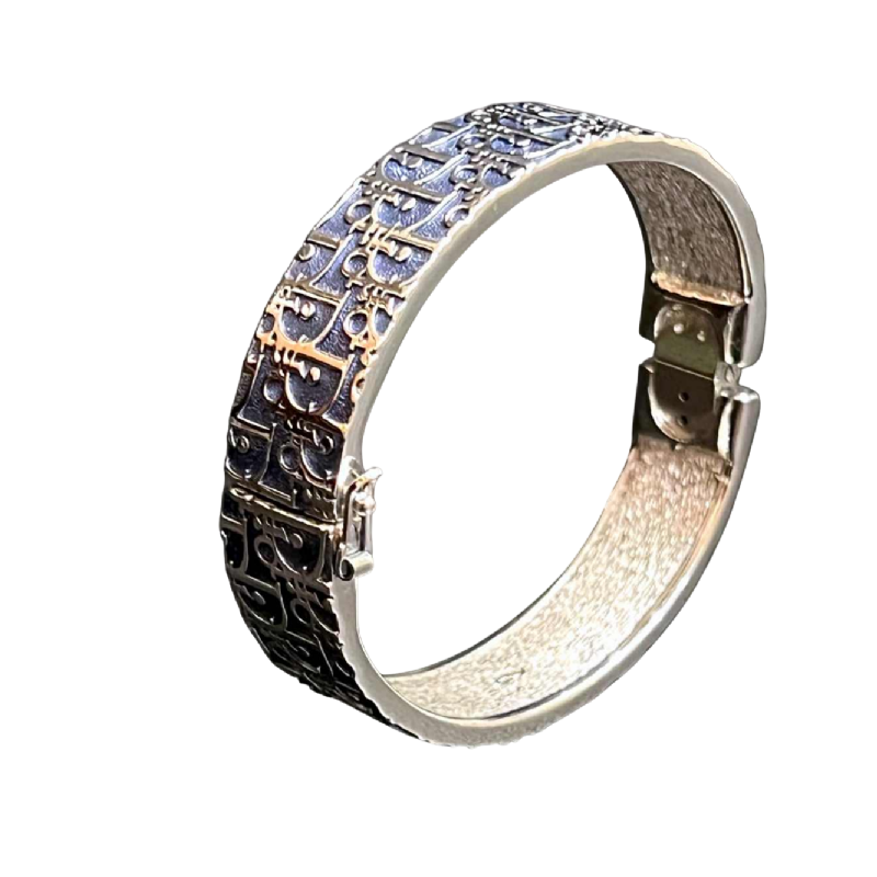 Christian DIOR, bracelet à décor de logo argenté sur le fond gris-bleuté