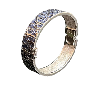 Christian DIOR, bracelet à décor de logo argenté sur le fond gris-bleuté