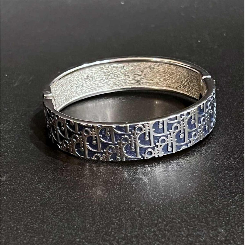 Christian DIOR, armband met zilveren logo op blauw-grijze achtergrond