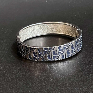 Christian DIOR, bracelet à décor de logo argenté sur le fond gris-bleuté