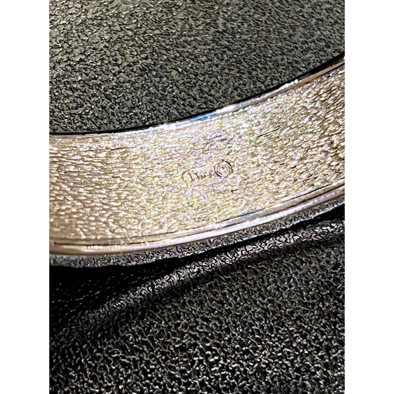 Christian DIOR, armband met zilveren logo op blauw-grijze achtergrond