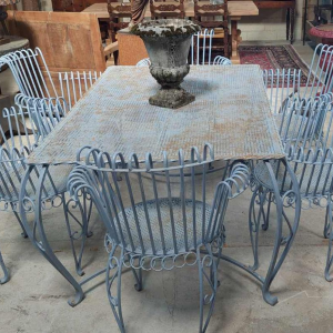 Salon de jardin bleu en fer forgé de style Cap d'Ail, 6 fauteuils à enroulement et 1 table, ca 1950