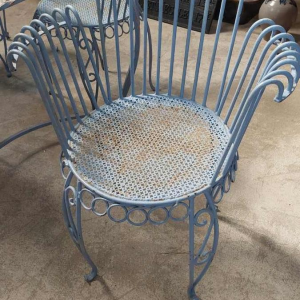 Salon de jardin bleu en fer forgé de style Cap d'Ail, 6 fauteuils à enroulement et 1 table, ca 1950