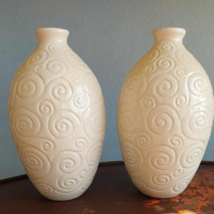 Saint-Clément, paire de vases ovoïdes en céramique craquelée, modèle "olive gravé", ca 1920/30