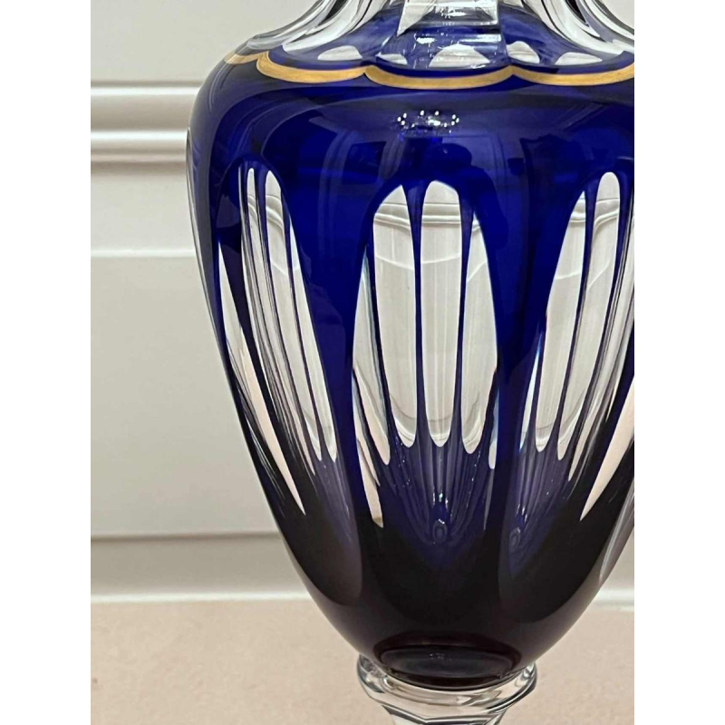 Saint Louis "Pompeii model" blauw en verguld helder kristallen vaas op sokkel