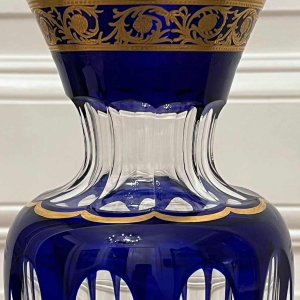 Saint Louis "Pompeii model" blauw en verguld helder kristallen vaas op sokkel