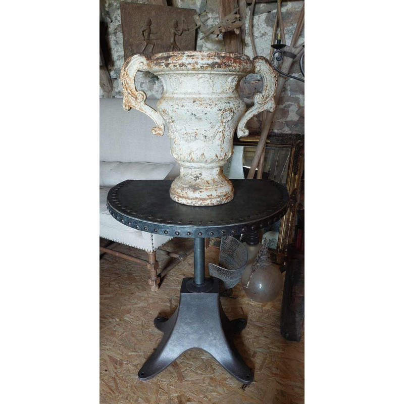 Pair of large cast-iron Medicis vases, 19th century