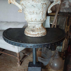 Paire de grandes vasques Medicis en fonte, 19ème siècle