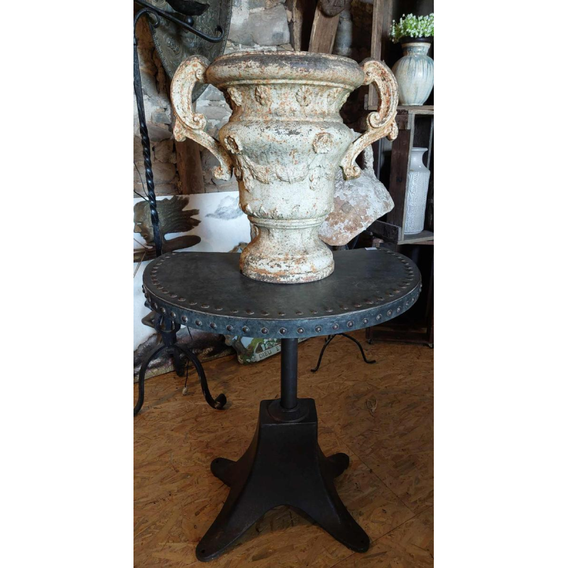 Pair of large cast-iron Medicis vases, 19th century