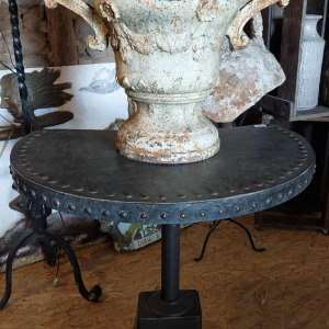 Paire de grandes vasques Medicis en fonte, 19ème siècle