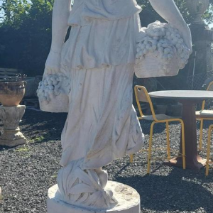 Tuinbeeld 'Dame met druiven' in gereconstrueerde steen