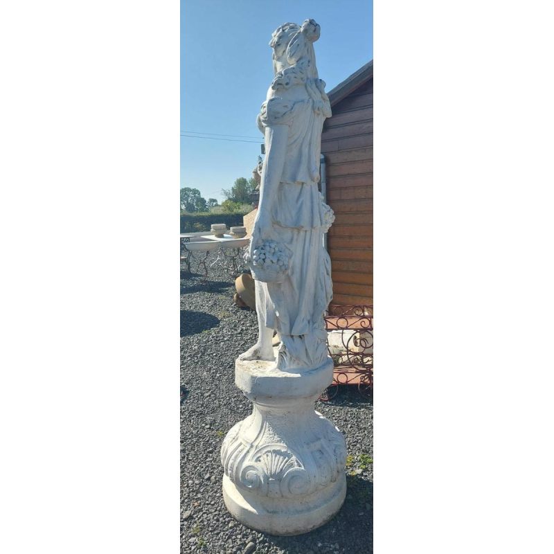 Tuinbeeld 'Dame met druiven' in gereconstrueerde steen