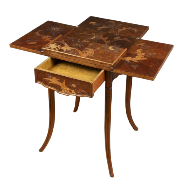 Emile Gallé, table à jeux Art Nouveau en noyer, marqueterie et placage, décor floral et chardons