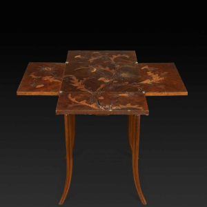Emile Gallé, table à jeux Art Nouveau en noyer, marqueterie et placage, décor floral et chardons
