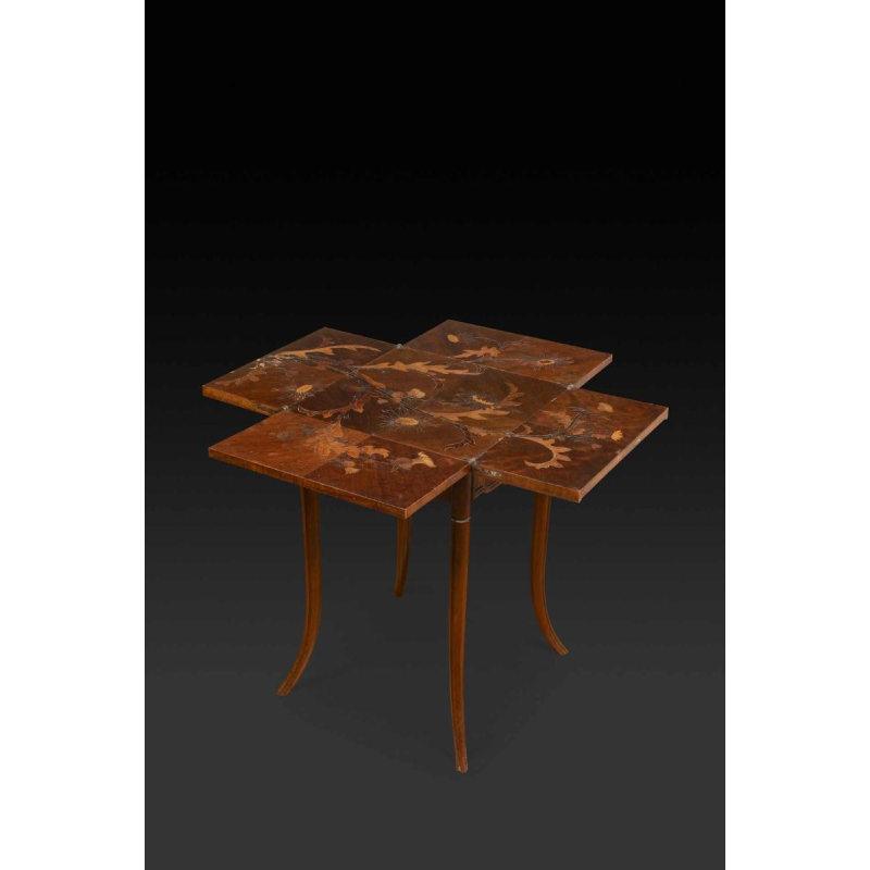 Emile Gallé, table à jeux Art Nouveau en noyer, marqueterie et placage, décor floral et chardons