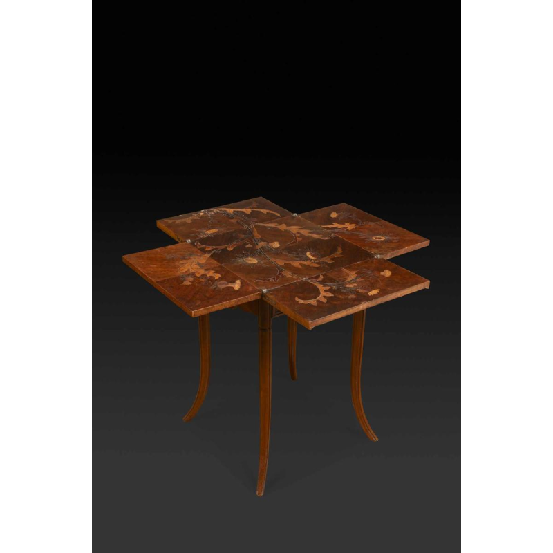 Emile Gallé, Art Nouveau notenhout speeltafel, inlegwerk en fineer, floraal decor en distels