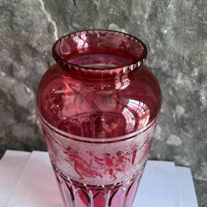 VAL SAINT LAMBERT - Léon LEDRU Vase dit Viennois en cristal clair doublé rouge, ca 1905