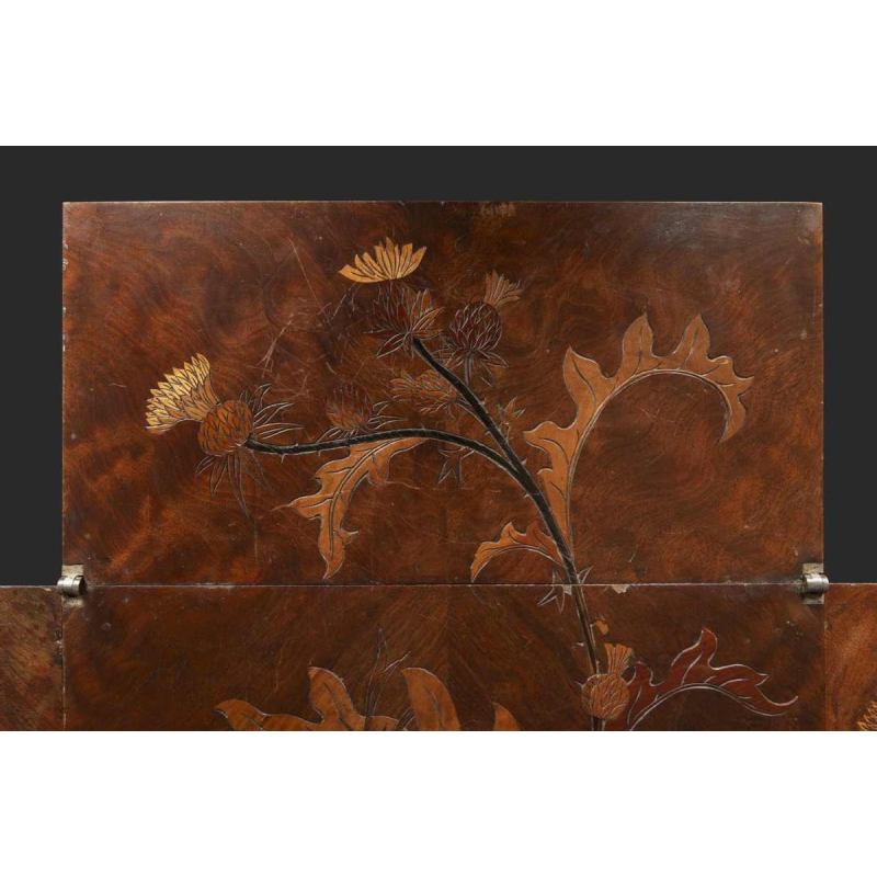 Emile Gallé, Art Nouveau notenhout speeltafel, inlegwerk en fineer, floraal decor en distels