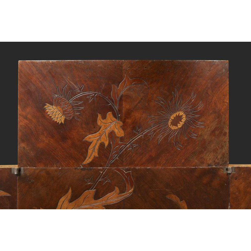 Emile Gallé, Art Nouveau notenhout speeltafel, inlegwerk en fineer, floraal decor en distels