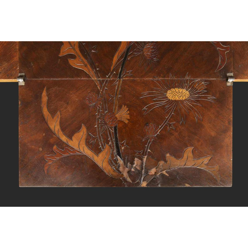 Emile Gallé, table à jeux Art Nouveau en noyer, marqueterie et placage, décor floral et chardons