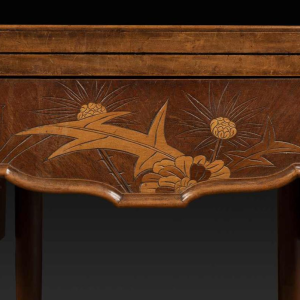 Emile Gallé, Art Nouveau notenhout speeltafel, inlegwerk en fineer, floraal decor en distels