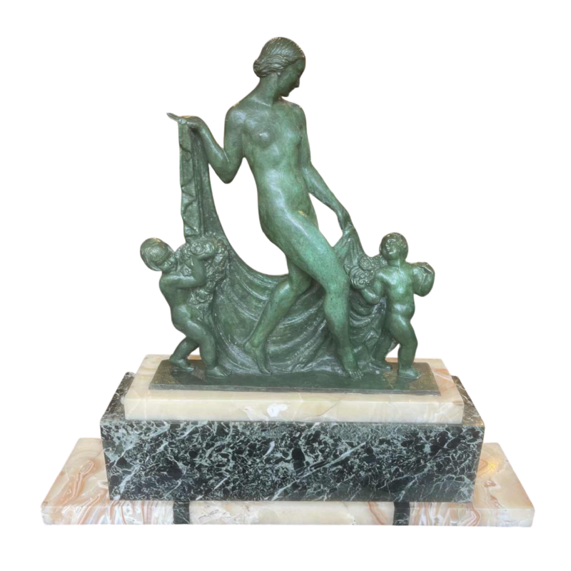 Raymonde Guerbe 'Naakte vrouw met draperie en putti' Art Deco-sculptuur, brons met groene patina, ca 1930