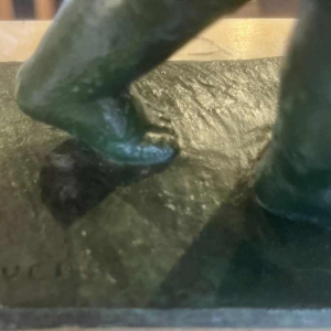 Raymonde Guerbe 'Naakte vrouw met draperie en putti' Art Deco-sculptuur, brons met groene patina, ca 1930