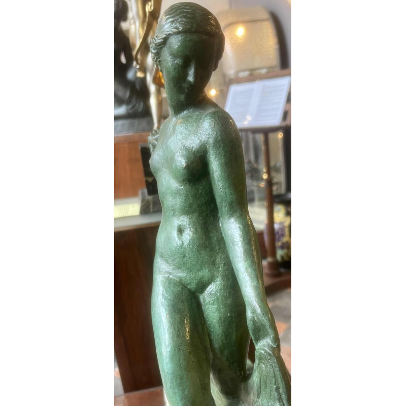 Raymonde Guerbe 'Naakte vrouw met draperie en putti' Art Deco-sculptuur, brons met groene patina, ca 1930