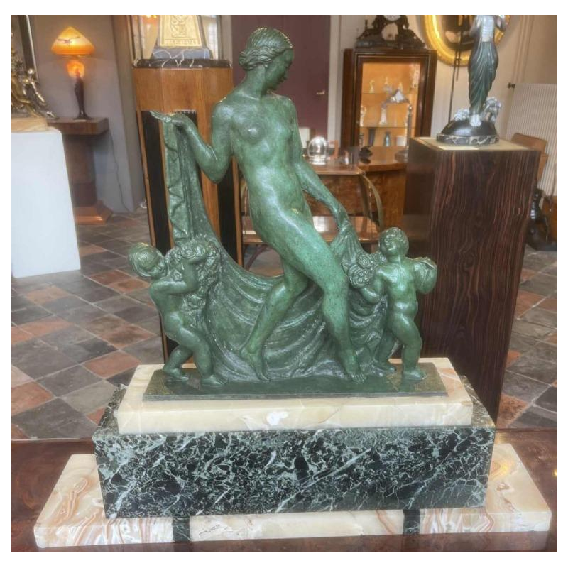 Raymonde Guerbe 'Naakte vrouw met draperie en putti' Art Deco-sculptuur, brons met groene patina, ca 1930