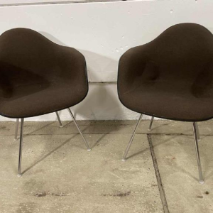 CHARLES & RAY EAMES pour HERMAN MILLER, paire / set de 2 fauteuils “Dax“,1977