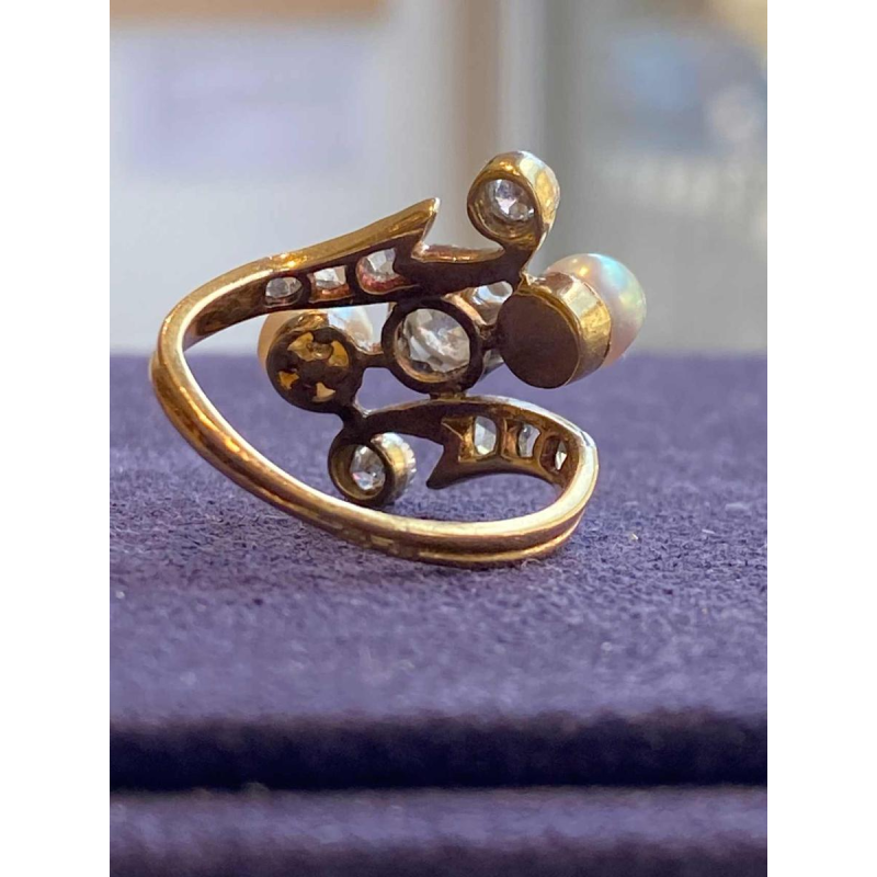 Belle Époque ‘toi & moi’ ring in gold and platinum, with old-cut diamonds and pearls, ca 1900
