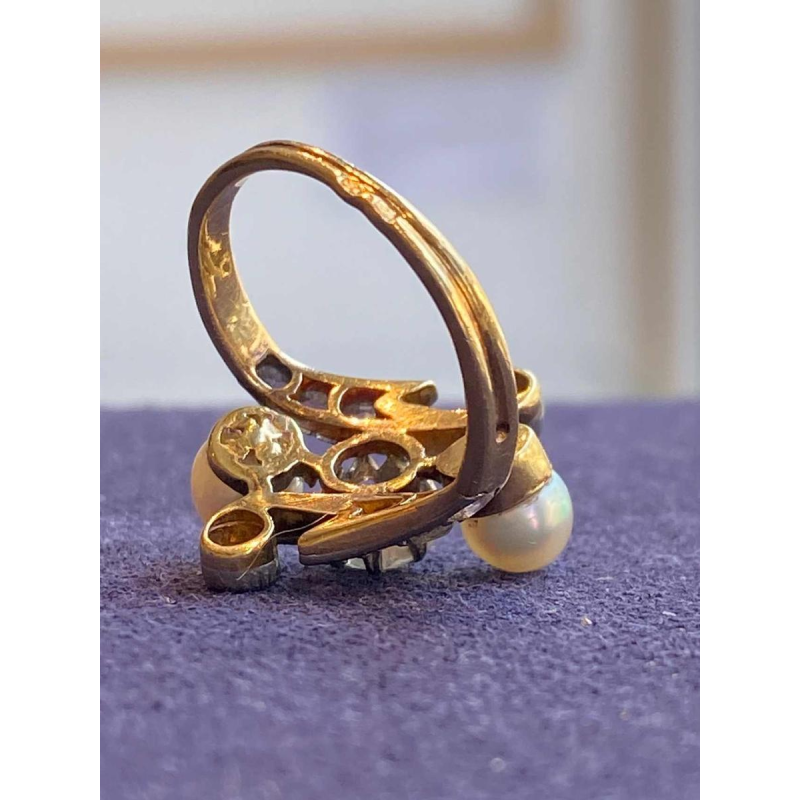 Belle Époque-ring “toi & moi” van goud en platina, met oudgeslepen diamant en parels, ca 1900