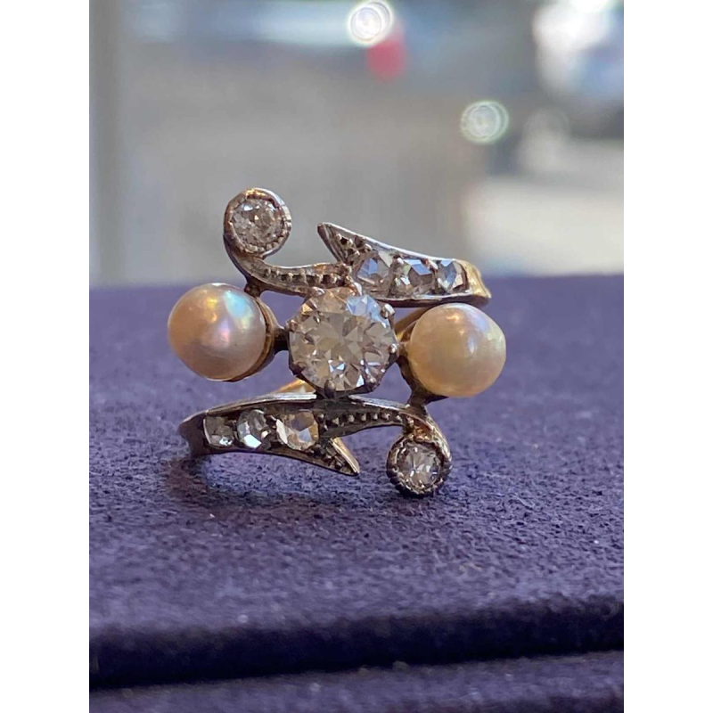 Belle Époque-ring “toi & moi” van goud en platina, met oudgeslepen diamant en parels, ca 1900