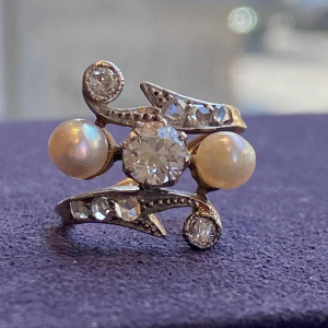 Belle Époque ‘toi & moi’ ring in gold and platinum, with old-cut diamonds and pearls, ca 1900