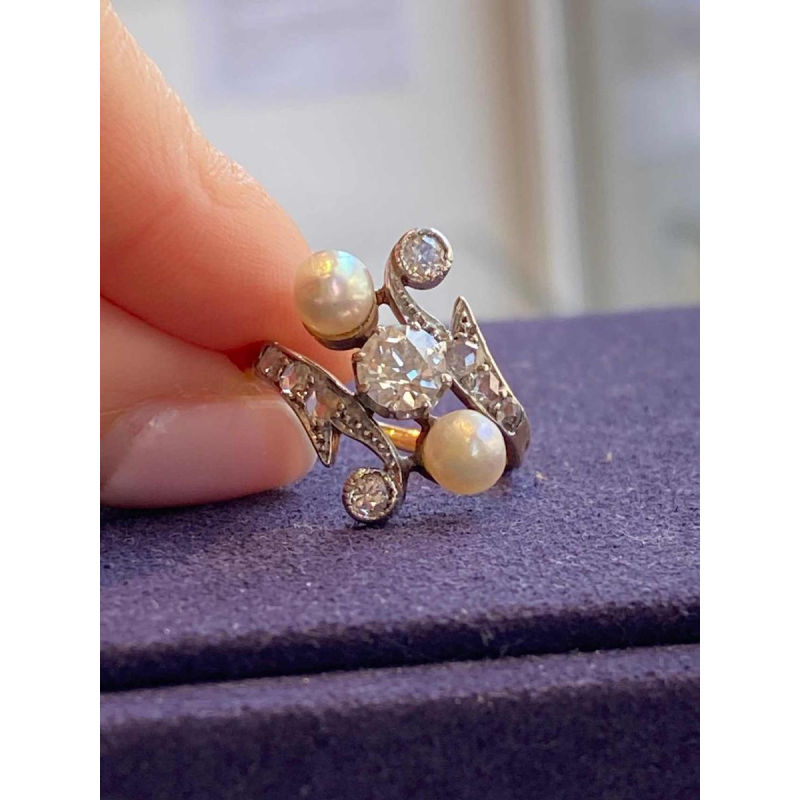 Belle Époque ‘toi & moi’ ring in gold and platinum, with old-cut diamonds and pearls, ca 1900