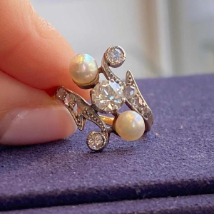 Bague belle époque “toi & moi“ or et platine, diamant taille ancienne & perles, ca 1900