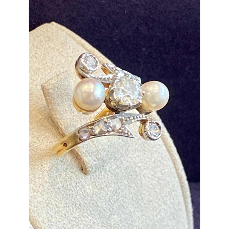 Belle Époque ‘toi & moi’ ring in gold and platinum, with old-cut diamonds and pearls, ca 1900