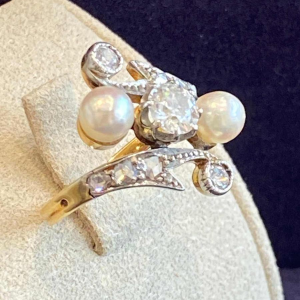 Belle Époque-ring “toi & moi” van goud en platina, met oudgeslepen diamant en parels, ca 1900