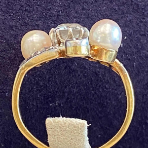 Belle Époque-ring “toi & moi” van goud en platina, met oudgeslepen diamant en parels, ca 1900