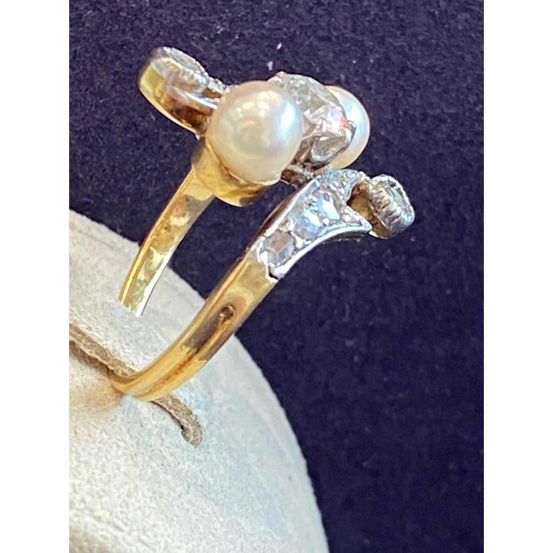 Belle Époque-ring “toi & moi” van goud en platina, met oudgeslepen diamant en parels, ca 1900