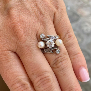 Belle Époque ‘toi & moi’ ring in gold and platinum, with old-cut diamonds and pearls, ca 1900