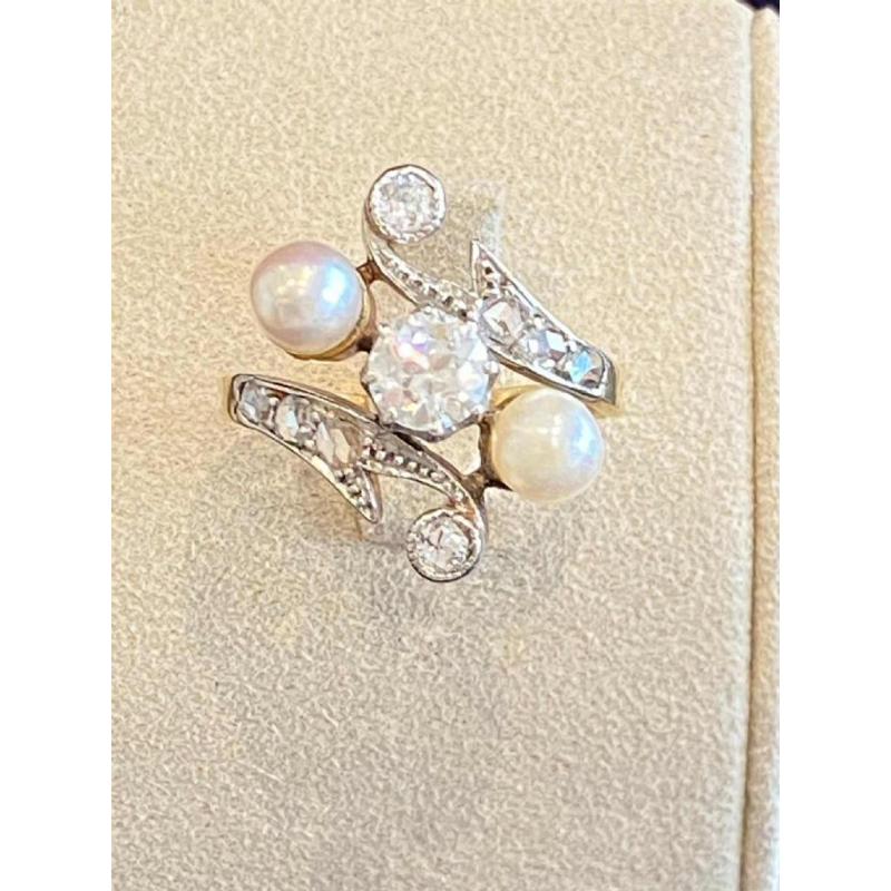 Belle Époque ‘toi & moi’ ring in gold and platinum, with old-cut diamonds and pearls, ca 1900