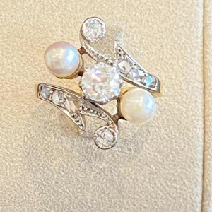 Bague belle époque “toi & moi“ or et platine, diamant taille ancienne & perles, ca 1900