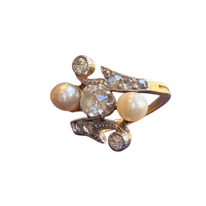 Belle Époque ‘toi & moi’ ring in gold and platinum, with old-cut diamonds and pearls, ca 1900